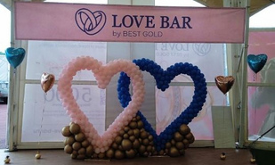 Фотозона из воздушных шаров с растяжкой для Love Bar