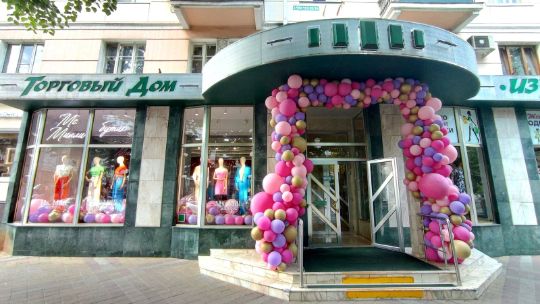 🎈 Оформление входной группы магазина 👗 модной одежды «Ms. Milli» разноразмерной гирляндой и разнокалиберными шарами на витрине
