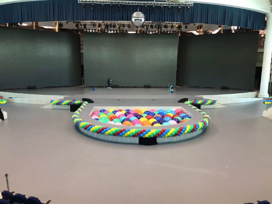 Оформление воздушными шарами концертного зала Всероссийского детского центра Орленок