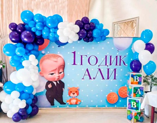 🎂 Оформление детской фотозоны 📸 «1 годик АЛИ!»: разноразмерной гирляндой🎈 и фонтан на грузике из гелиевых шаров.